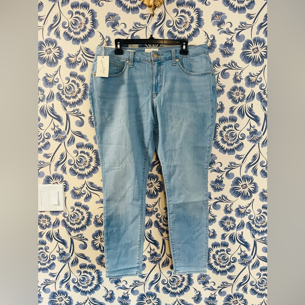NWT Mid-Rise Curvy Skinny Jean 18 Flattering Light Wash